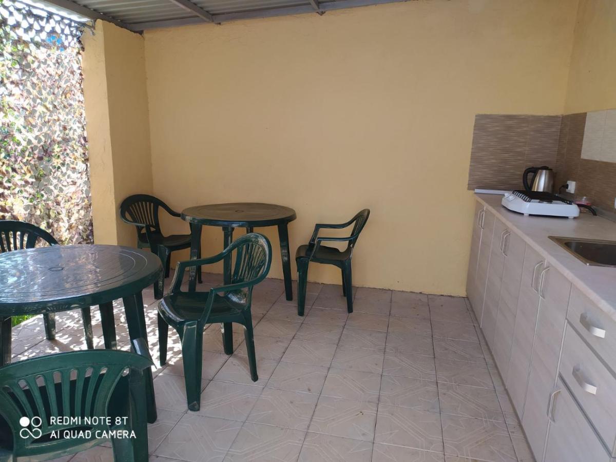 Small Guest House Lazurne Exterior foto